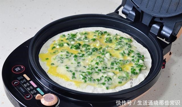 做老味沓馍,标配是春天的小葱,咬一口,外焦里软,喷喷香!