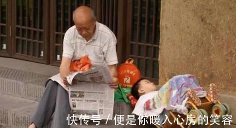 偷看|爷爷晚上哄娃睡觉不哭不闹,妈妈偷看后气炸了离我女儿远一点