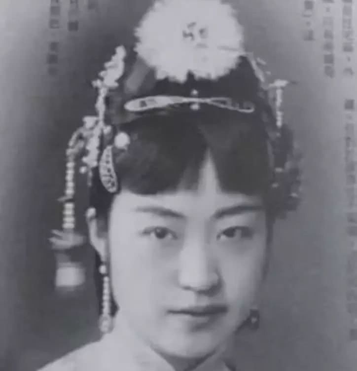 唐怡莹|张学良一生11位女子相陪,有一位很特殊,少帅晚年都对她耿耿于怀