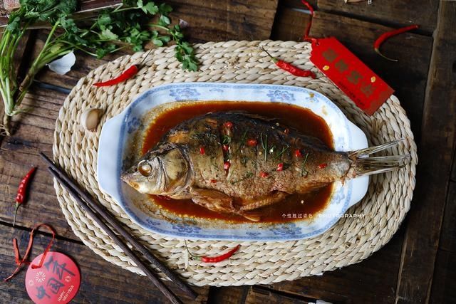 红烧鱼这样做才地道，外酥里嫩又入味，全家老小都爱吃