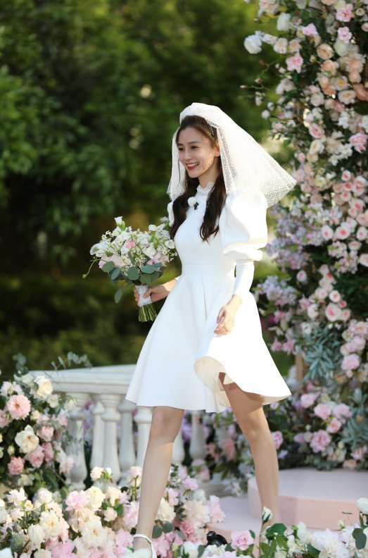 婚纱|有种“偏心”叫跑男对关晓彤,全体女嘉宾都穿婚纱裙,就她搞特殊