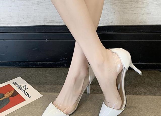高跟鞋 盛夏已至,透明高跟鞋登场,透明鞋身拉长腿部线条,更显女性魅力