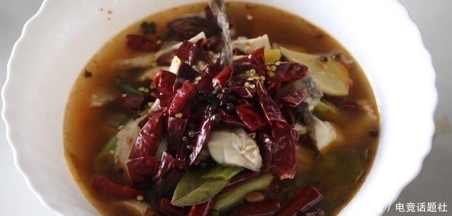 大厨|大厨教学水煮鱼的家常做法,详细讲解鱼片腌制技巧,鱼肉滑嫩无腥