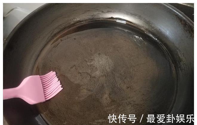 吃法|红薯改良新吃法,表面金黄松软香甜,一个平底锅就能做好