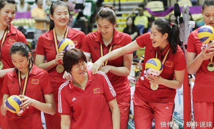 中国女排|她退役前夕被郎平拉回,却抱着朱婷痛哭,现已经是宝妈生活幸福