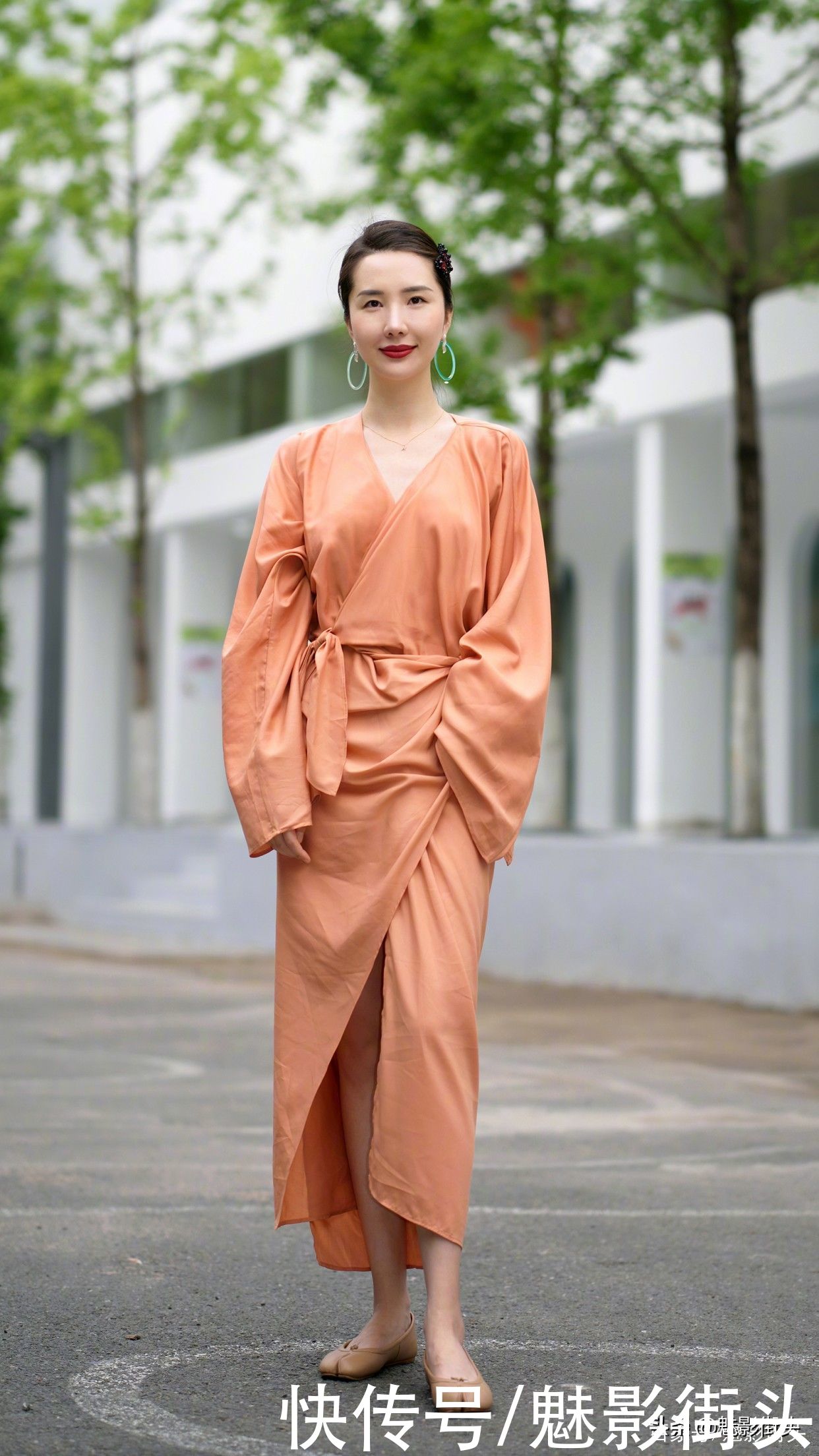 连衣裙|30岁女人穿纯色连衣裙，面料要有高级感，优雅到骨子里