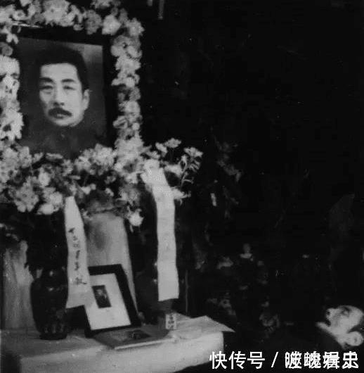 鲁迅葬礼老照片国母主持葬礼,16位大佬来抬棺,送行队伍几十里