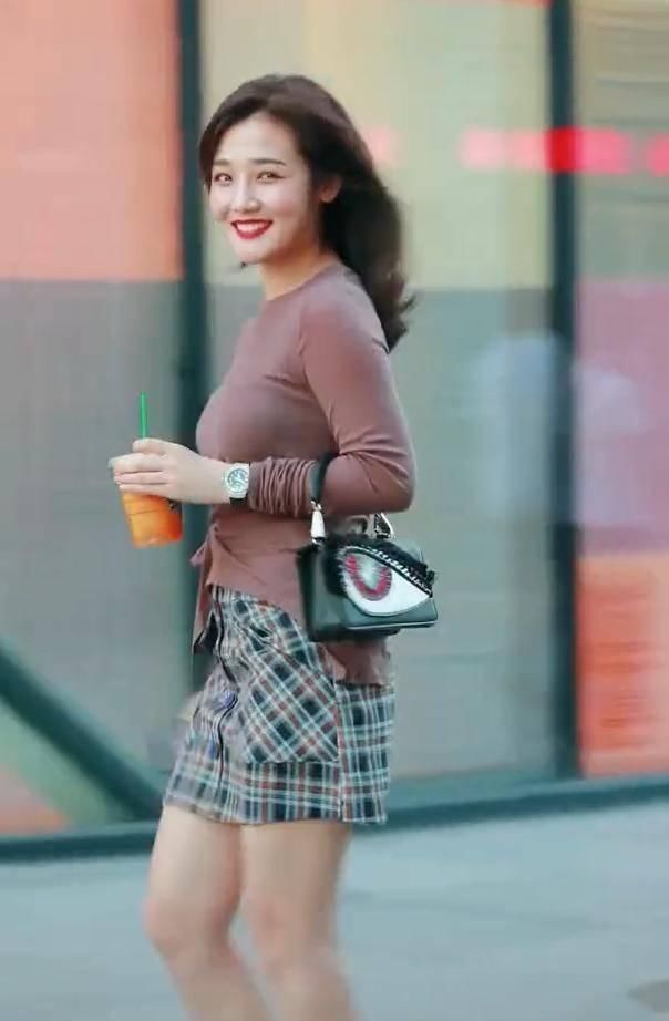 搭配 包臀裙+尖嘴高跟鞋的搭配,小姐姐走出自带BGM的步伐