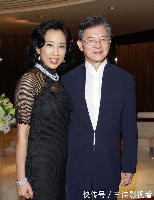 典雅 郭晶晶婆婆被宠成公主,当众高调给老公撒娇,穿纱网旗袍一脸福相