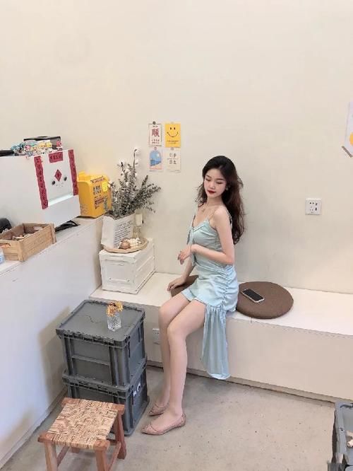 微胖可爱的小姐姐，时尚穿搭天蓝色吊带裙，尽显少女感十足