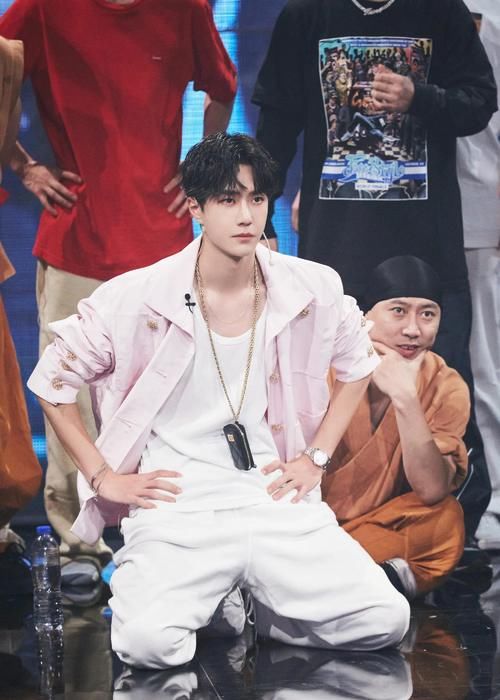 这就是街舞|王一博《街舞》预告，奶膘一嘬，眉头一皱发现事情并不简单