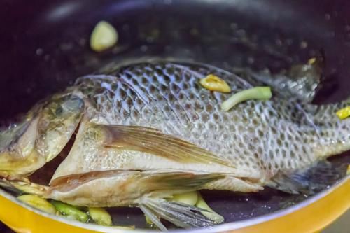 炖鱼汤|煎鱼要想不破皮,就不要直接下锅,多加2步,鱼皮不破不粘锅