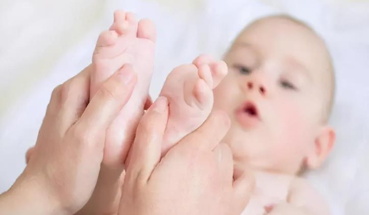 发育|想让宝宝睡得香、大脑发育好,要多摸几个部位,好处多多