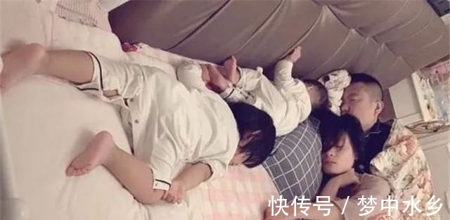 通风换气|一家四口睡姿火了,看的出来爸妈是真爱,两个孩子是意外