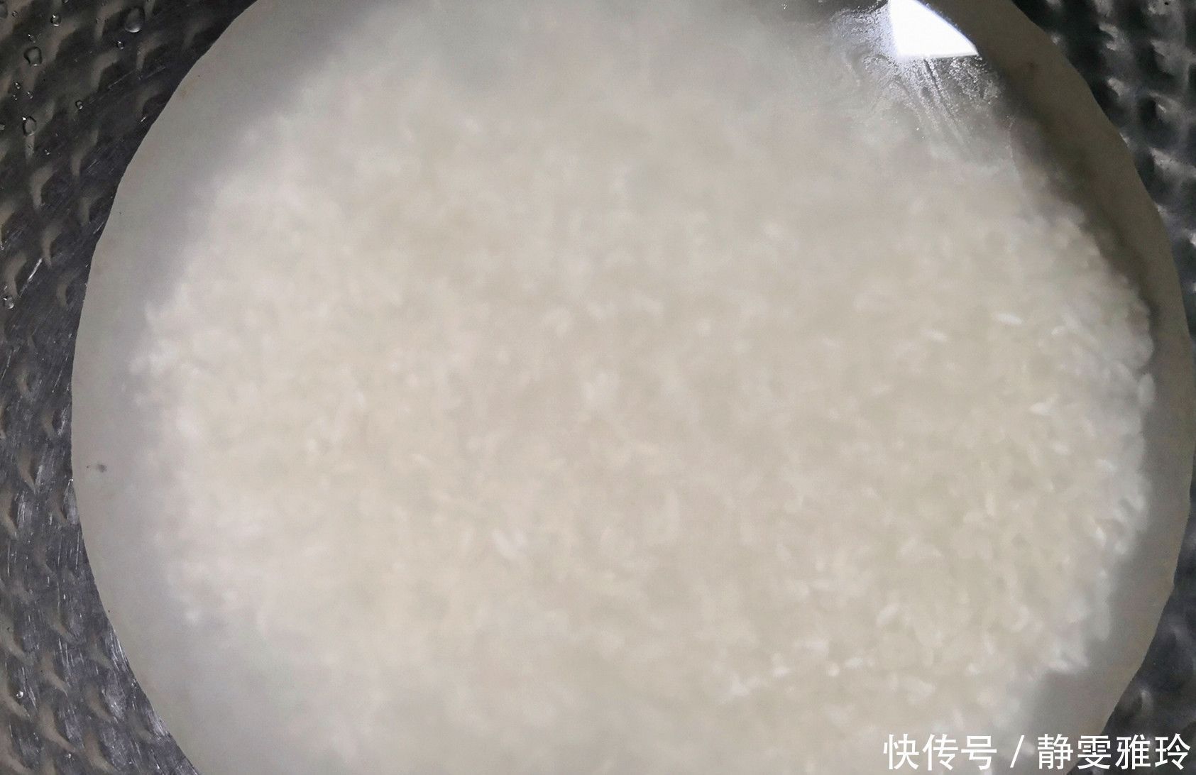 小本记|焖米饭时,不要放水就煮,多加2样东西,米饭粒粒分明,更香软