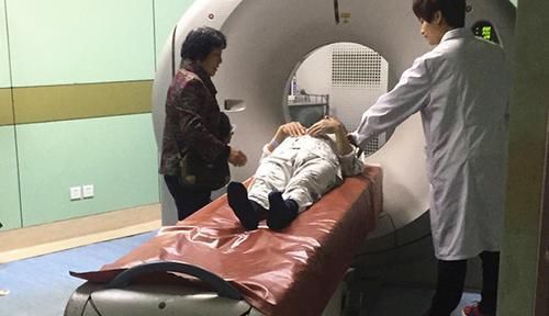 大妈2年前查出肺结节,拖着不治变成癌,医生:3种情况下不要拖