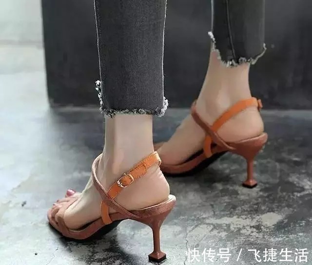 尖头细跟 尖头细跟,能彰显女生的性感魅力,表现出女性的完美气质!