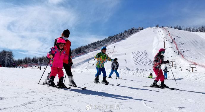 游客|神农架冰雪节火爆开场，周末两天首滑接待游客逾1万人次