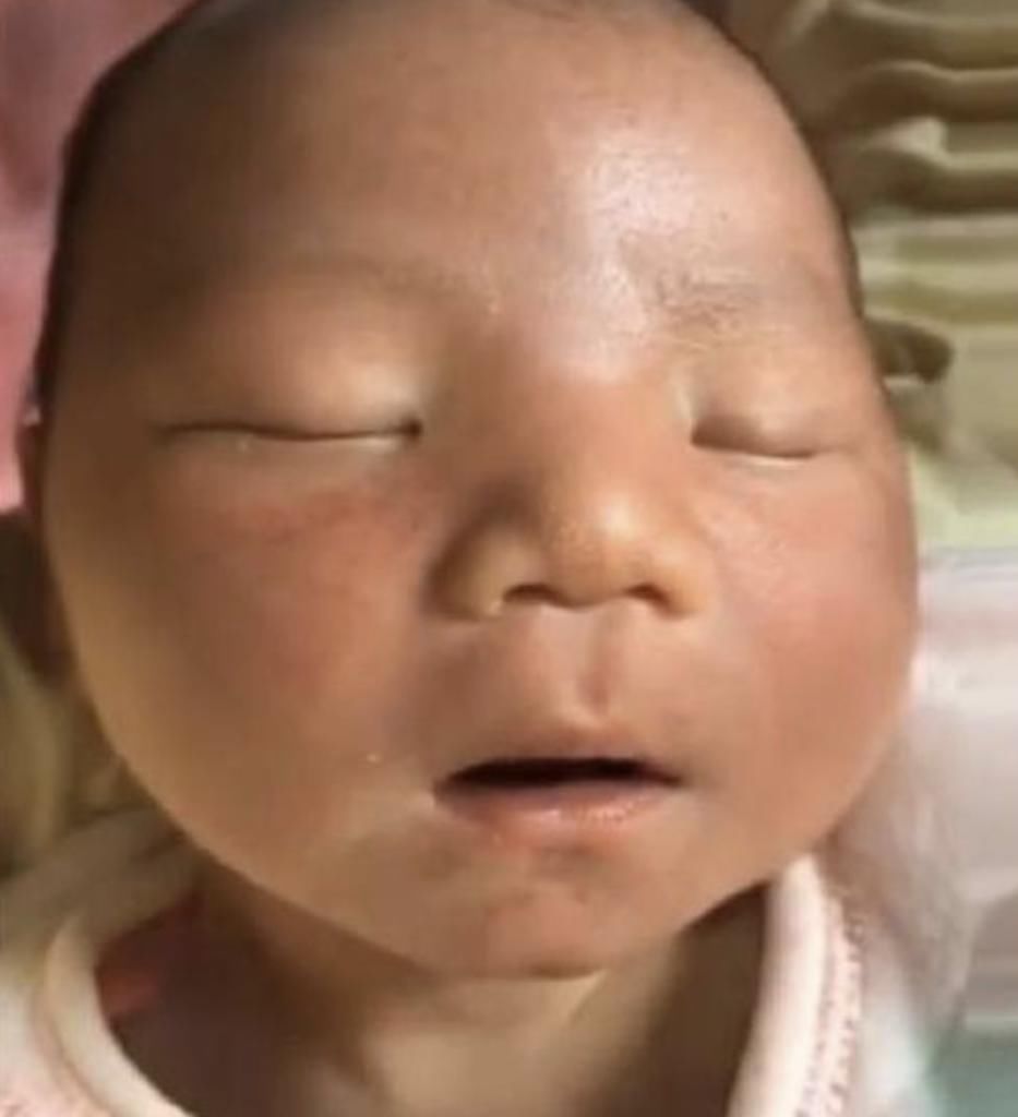 两个月|“黑脸宝宝”走红，刚出生时被家人嫌丑，两个月后却爱不释手