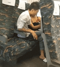 |搞笑GIF趣图哥们,拖鞋纹身不离手,辣条吃了一口又一口!