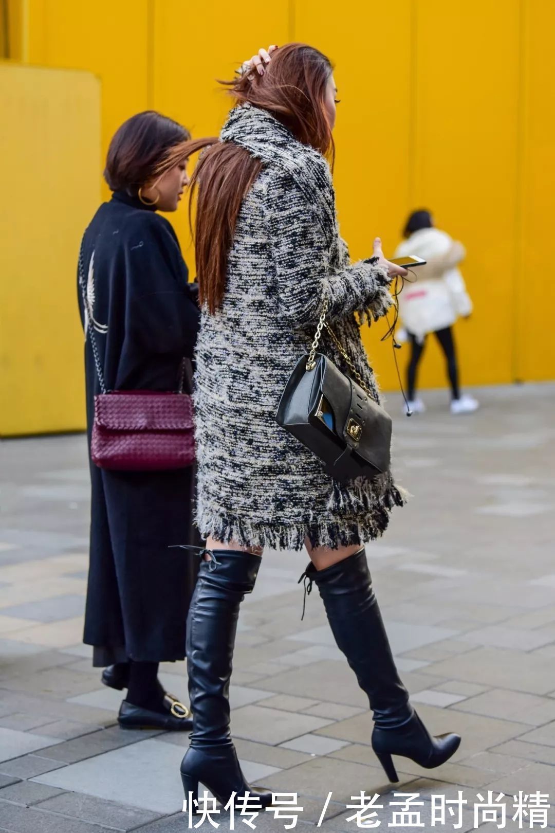 大气|街拍:简单时尚的秋冬穿搭, 气质大衣+过膝长靴搭配, 温度与风度并存