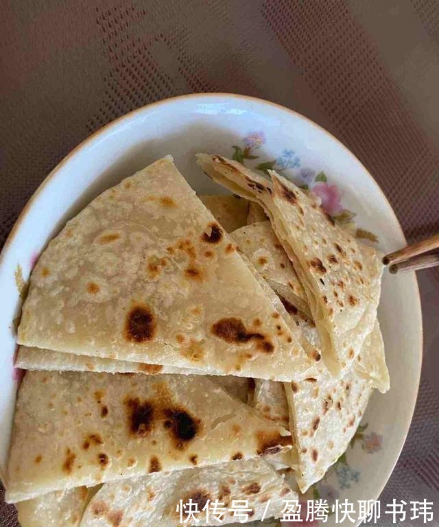  烙饼时，有的人烫面，有的人抹油，其实都错啦，大厨教你正确方法