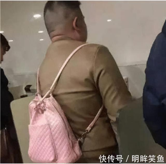 |搞笑GIF趣图：小男孩是个高手，这么轻易就躲过小女孩的偷袭