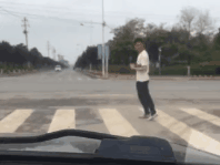 |搞笑GIF:撩妹有风险 搭讪需谨慎