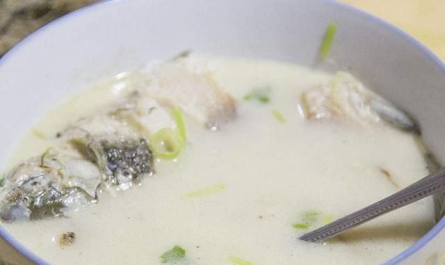  乳白|煮鱼汤不“乳白”？下锅前“这一步”必做，否则鱼汤寡淡不香浓