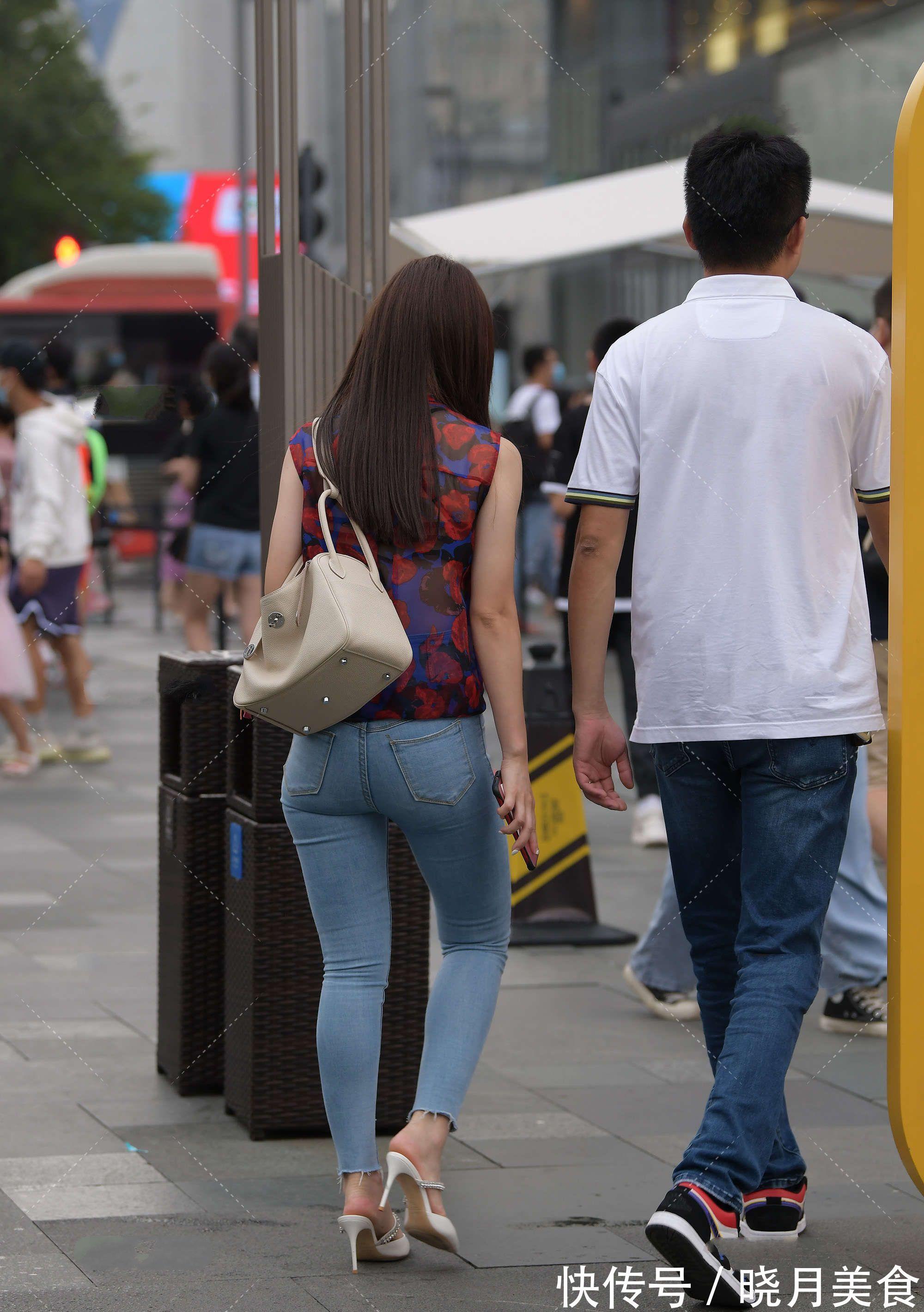 穿搭|黑色连衣裙与紫色美甲凸显个性,透明高跟鞋高级感十足