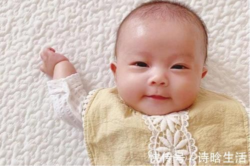 视力|“暖心宝宝”火了,刚出生就抬手要妈妈抱,网友:孟婆不卖汤了?