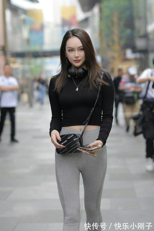 紧身裤|初秋时尚轻盈简约的穿搭,短款上衣搭配打底裤,清新美丽又大方