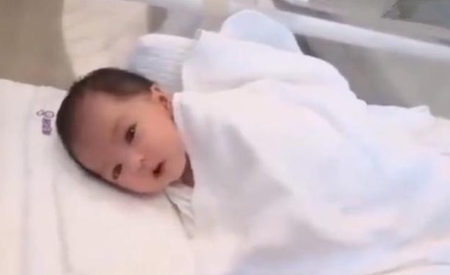 小邱|“最美宝宝”出生即走红,凭颜值征服众人,网友:长大怎么得了
