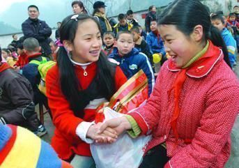 孩子们|幼儿园圣诞互换礼物,儿子用千元文具换回廉价纸人,宝妈:亏死