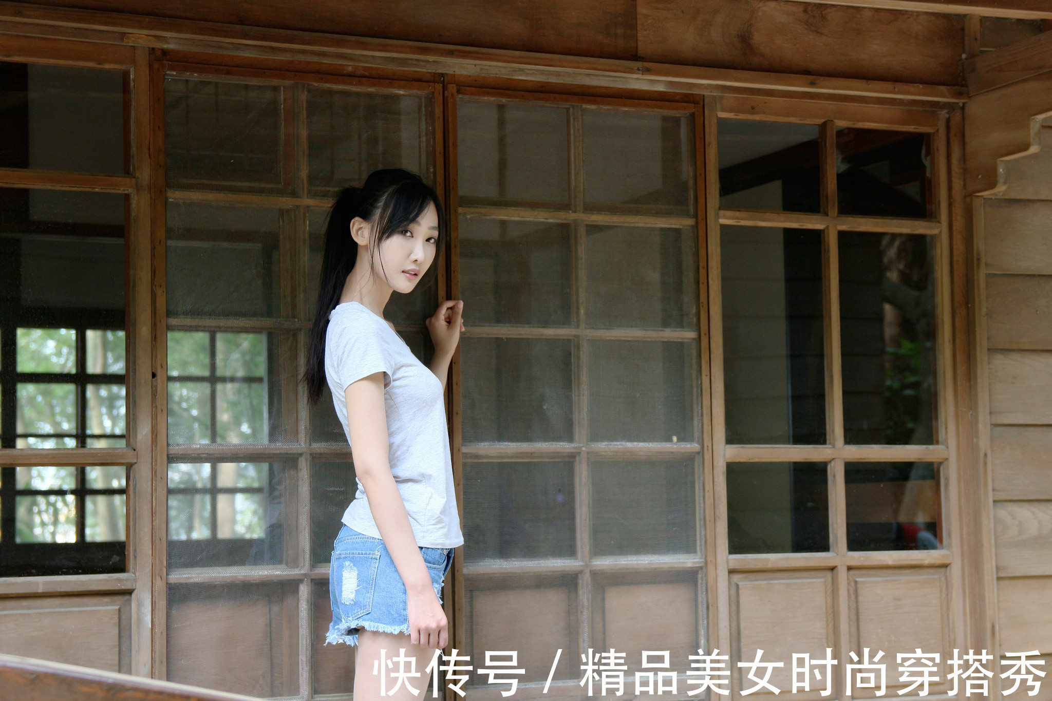 时尚 灰色短袖t恤搭配浅色牛仔短裤,尽显青春的时尚感