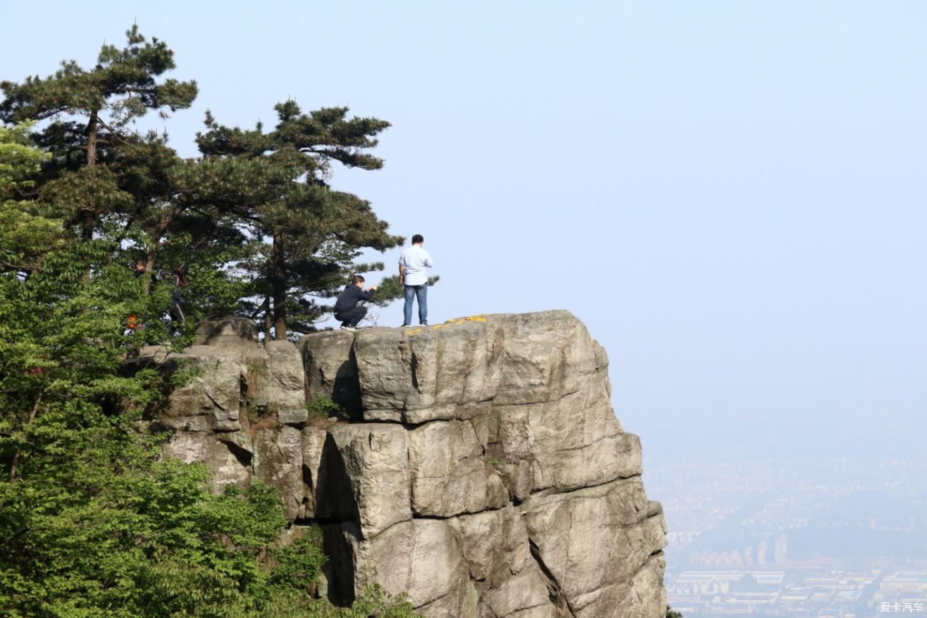 山清水秀好风光，在虚无缥缈间的庐山。