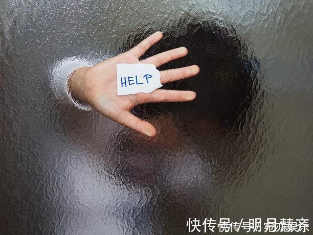 大人|2岁儿被长辈捉弄让妈妈理智丧失!错误玩笑会造成孩子自卑感