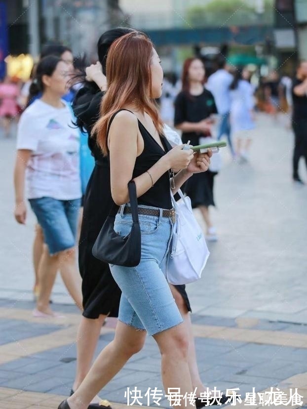 衬衫搭配|蓝色短裤搭配黑色挎包,适合小仙女出行,简单又精致
