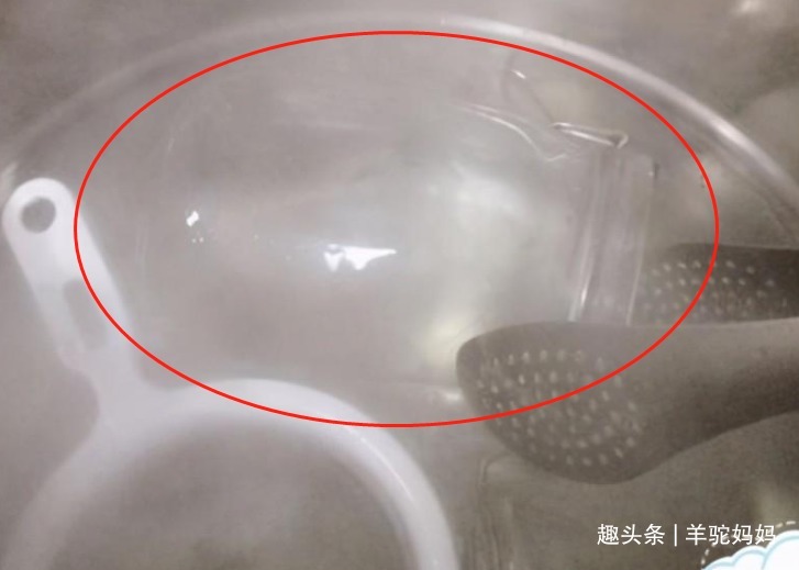 孩子|有一种偷懒叫“开水烫奶瓶”,家长方便了,孩子却被“坑坏了”