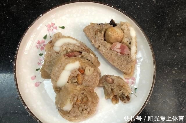 粽子太多吃不完,试试新吃法,既是主食也是小吃,上桌孩子抢着要!