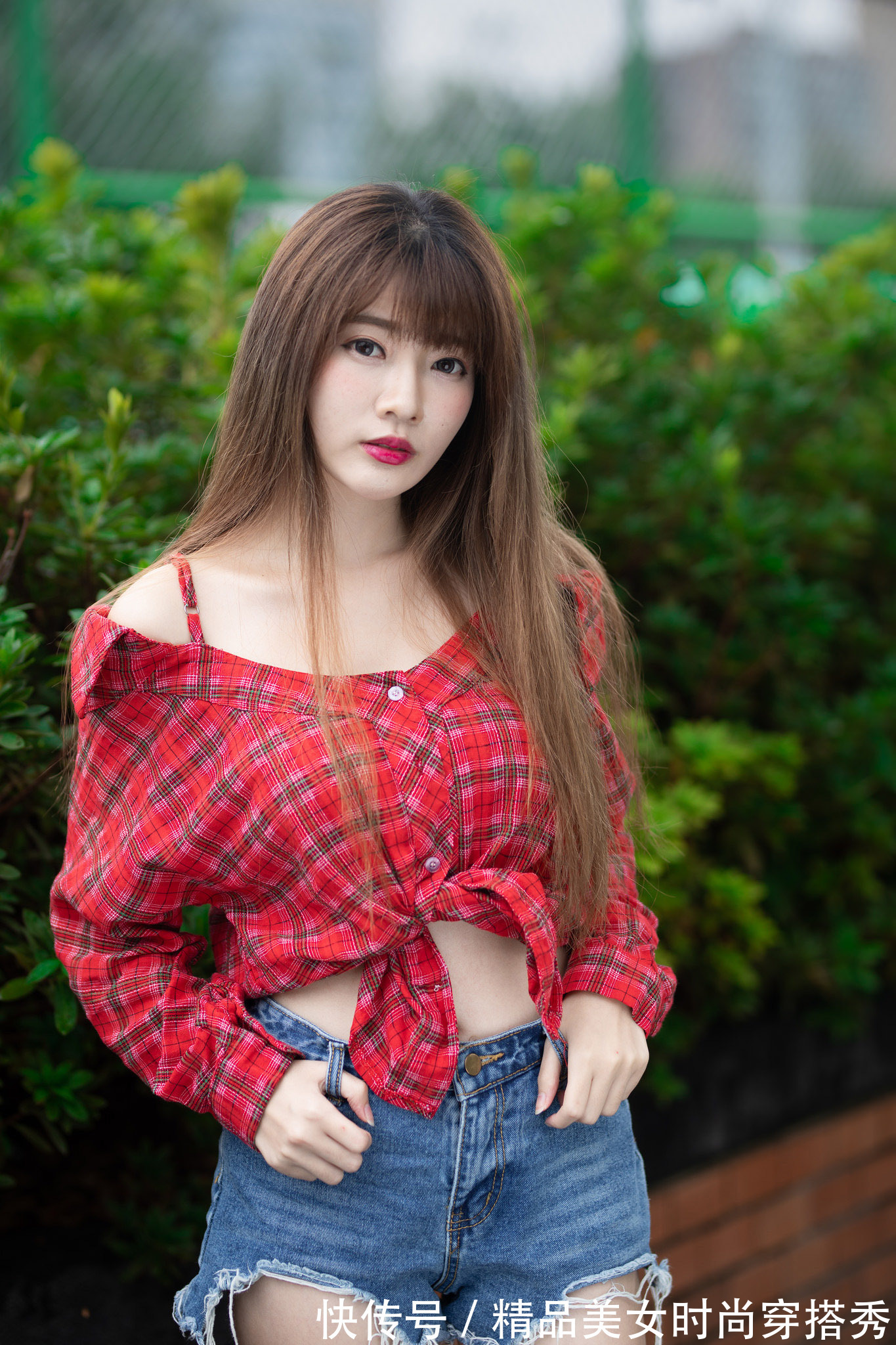 牛仔短裤 红色格子的上衣下搭一条高腰牛仔短裤，随性简约又个性十足