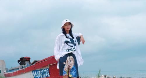 轻松|街拍小姐姐打底裤搭配白色短衫,轻松秀出自己的好身姿