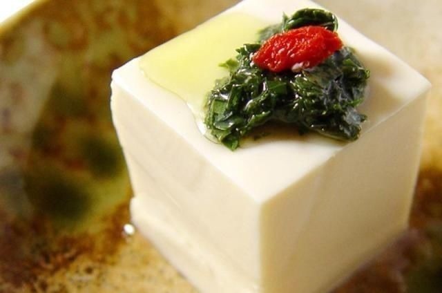 日本厨师炫刀工,将豆腐切成菊花,中国大厨笑道不过是雕虫小技