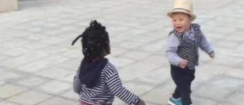 尴尬|3岁萌娃偶遇黑人宝宝，手足无措疯狂逃窜，边哭边躲：这是啥？