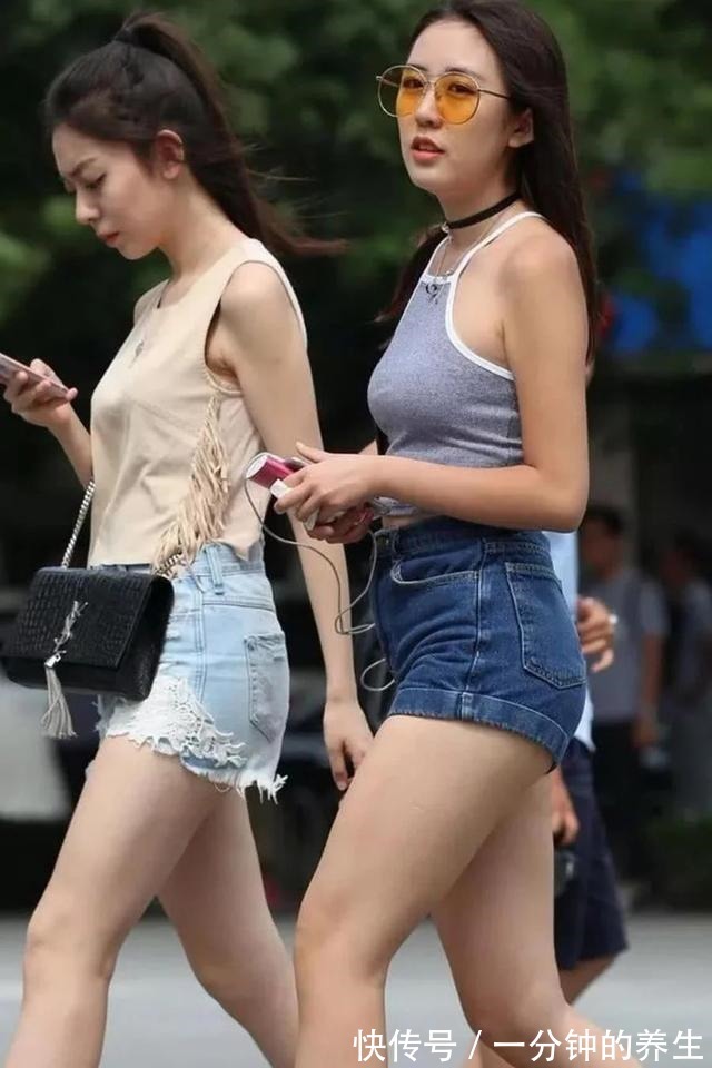 搭配 黑色露脐短袖搭配蓝色打底裤,帅气随性感,气质酷爽大气!