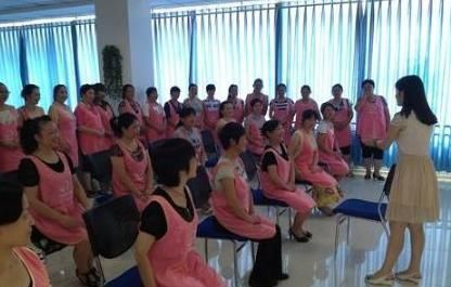 虐娃|月嫂进屋后感觉不对,抱起孩子撒腿就跑,事后家长奖励她3万块