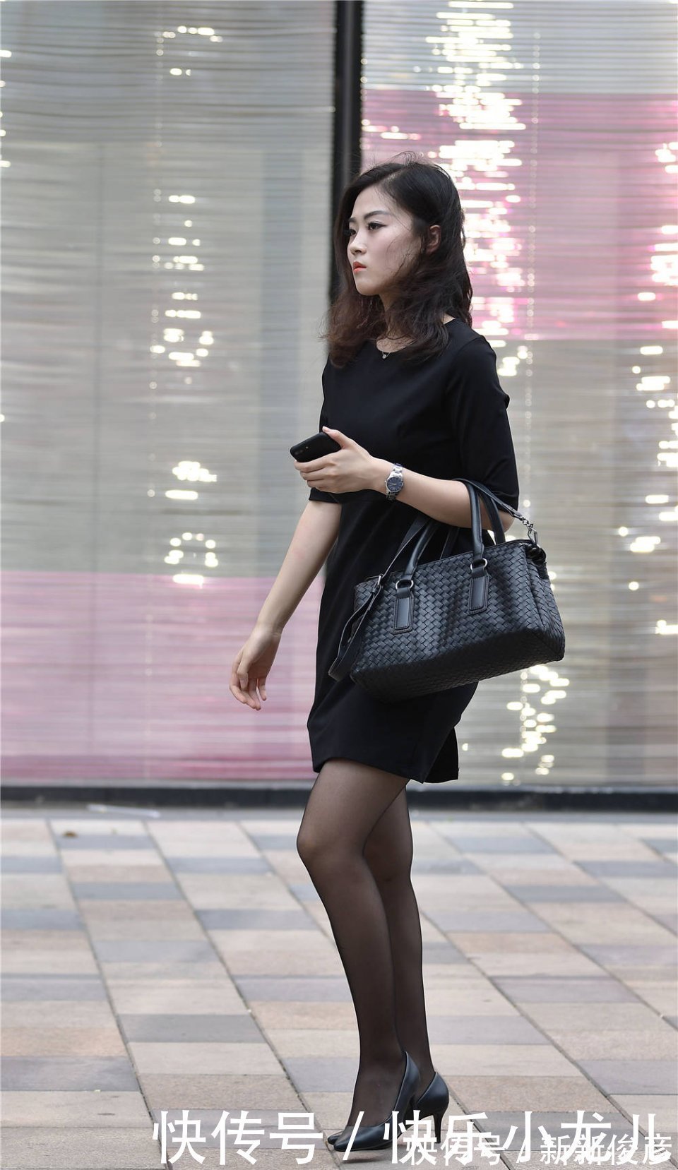 穿着黑色|黑色丝袜搭配黑色尖头细跟鞋,挑选黑色连衣裙,低调与时髦相结合