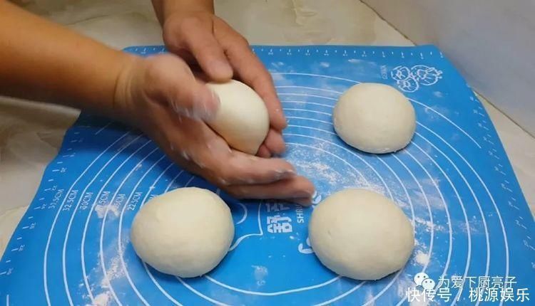 烙饼这么做太香了,开水一烫,张张柔软又劲道,学会天天不起早