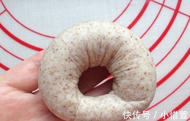 烤盘|教你做款少油少糖的面包,外形可爱像甜甜圈,主要是更健康