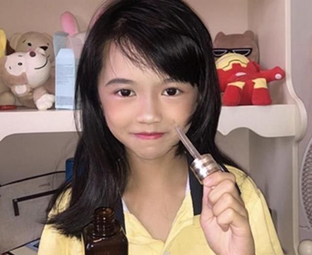 护肤品 10岁小女孩分享“护肤照”,评论区引发热议,网友:这孩子没救了
